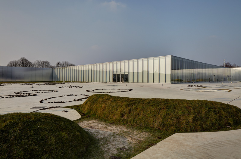 Louvre-Lens wurde von SANAA (Architektur) und Catherine Mosbach (Landschaft) entworfen
